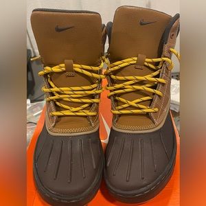 Nike ACG size 7.5 in woman